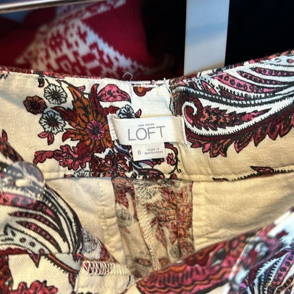 Loft white with pink paisley print 4” shorts size 0 - Picture 2 of 3